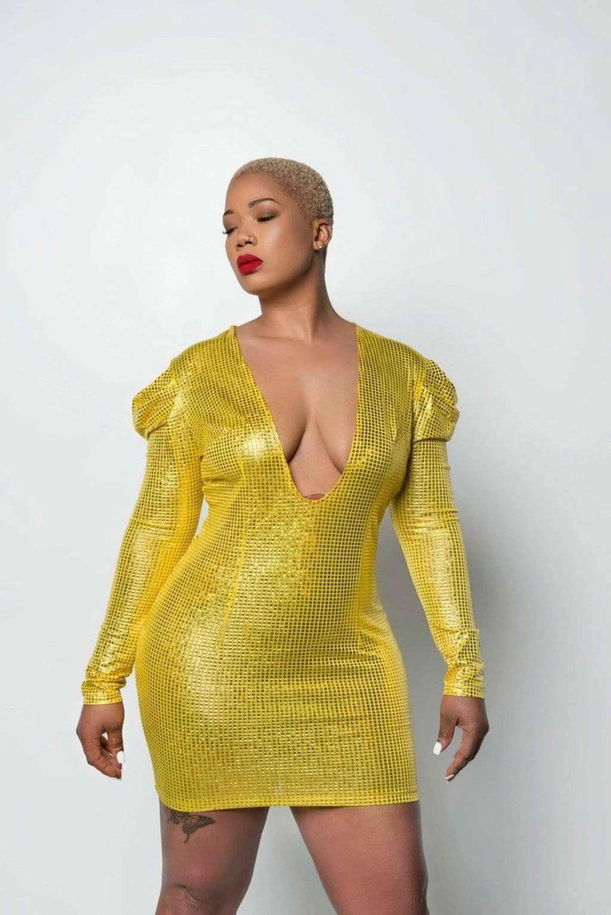 Yellow shiny mini dress detail - Epicplacess