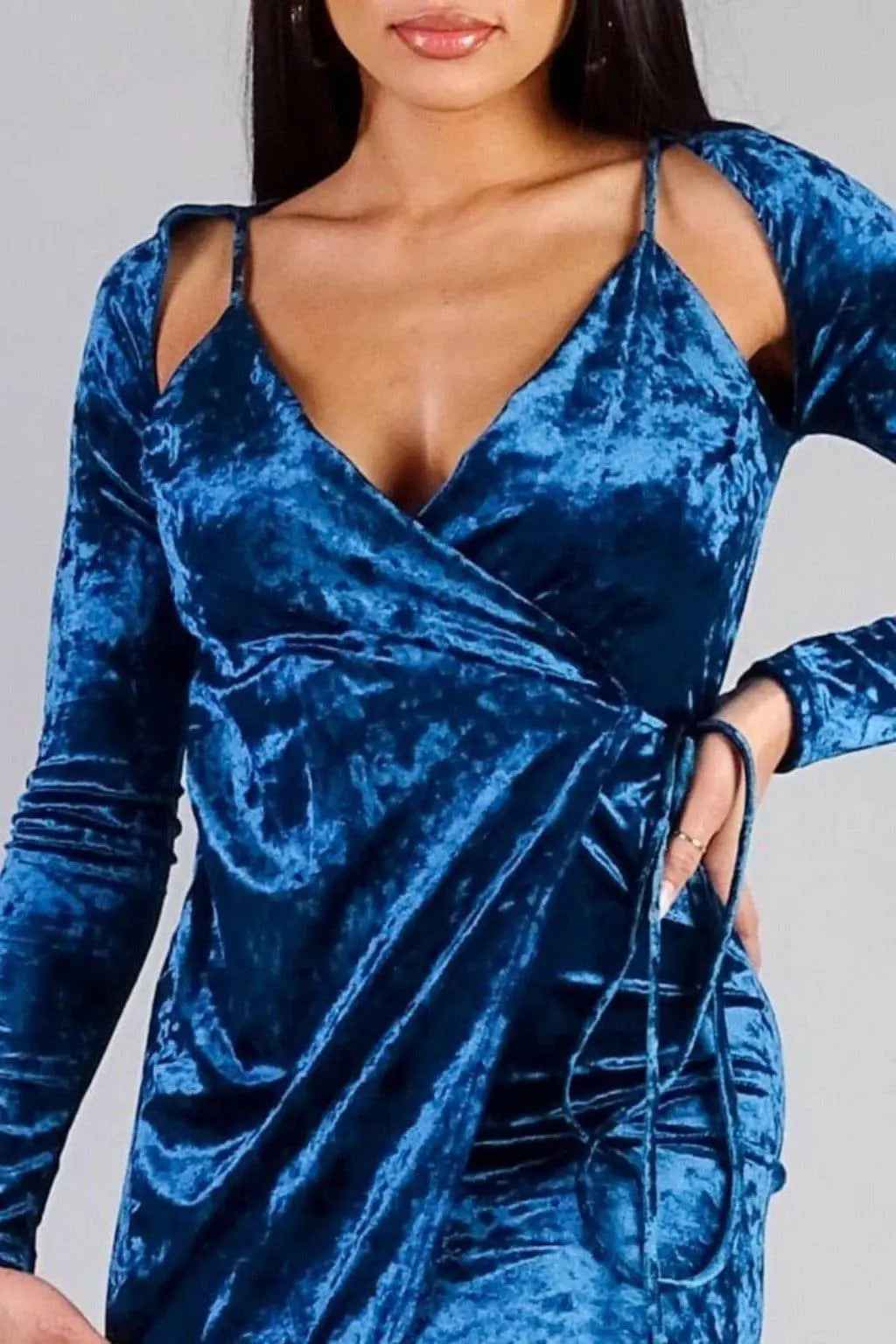 Velvet wrap midi dress close view - Epicplacess