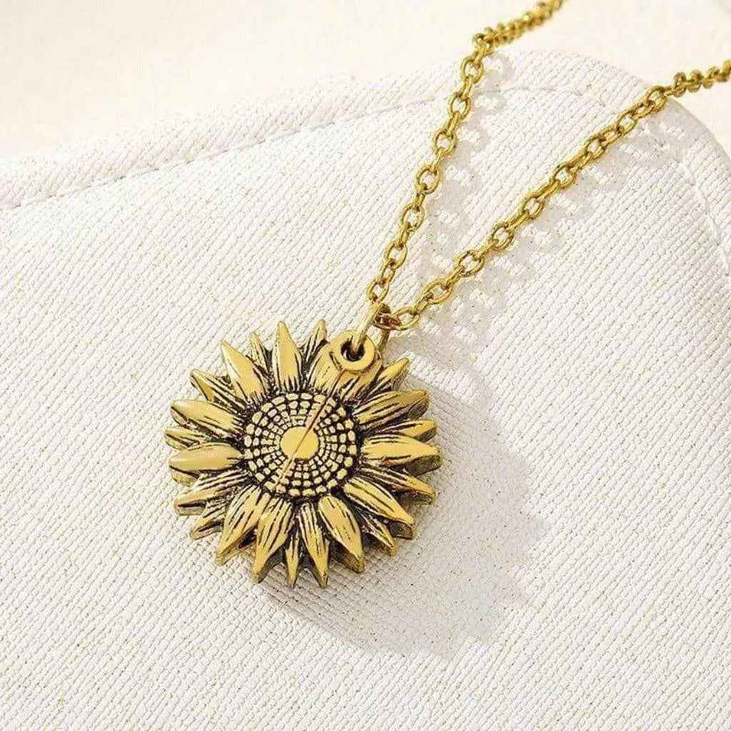Sunflower necklace detail - Epicplacess
