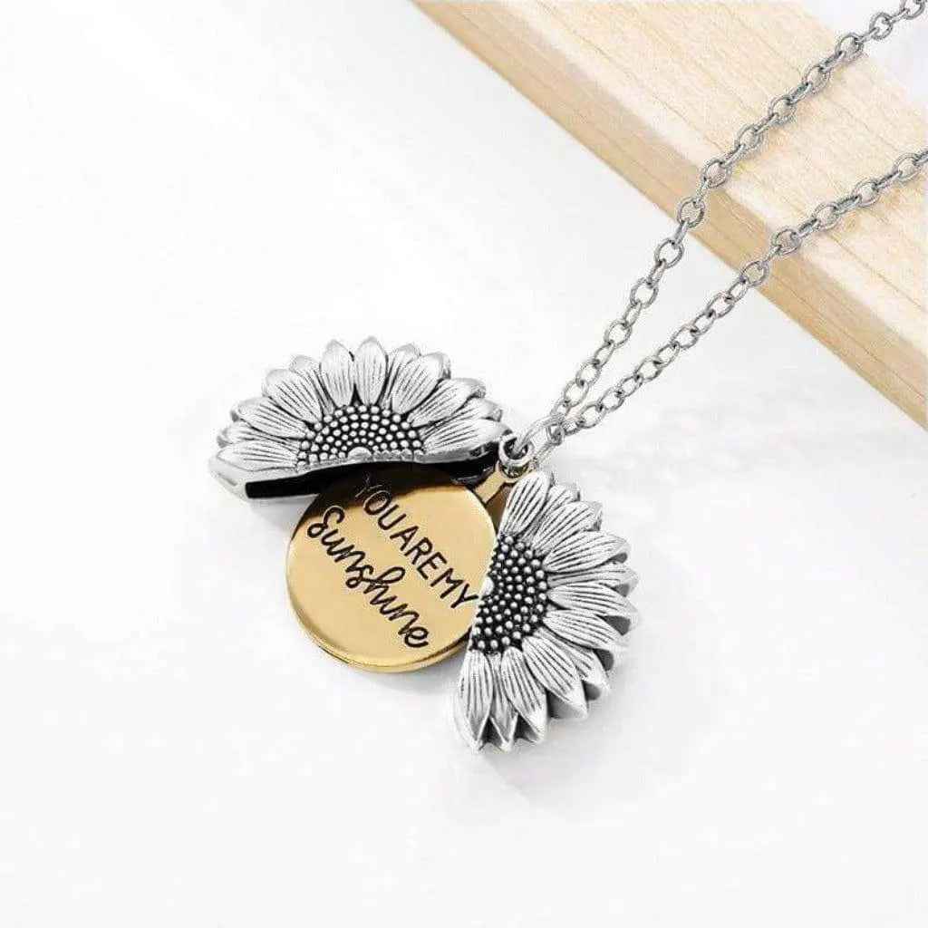 Gold sunflower necklace detail view - Epicplacess