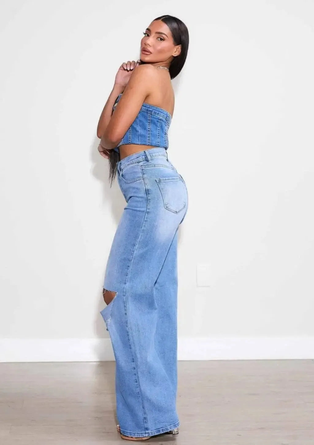Light blue ripped jeans outfit - Epicplacess